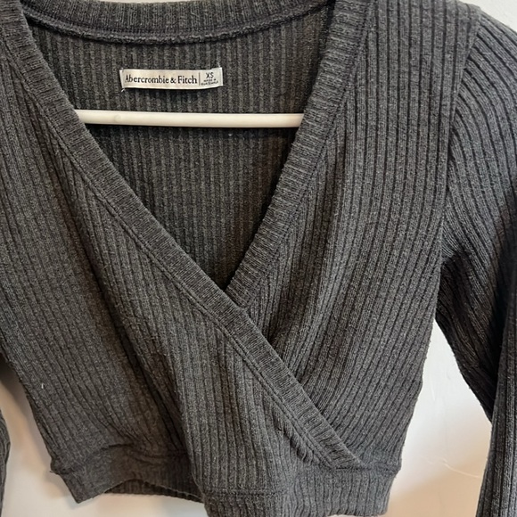 Abercrombie & Fitch gray cropped ribbed long sleeve top with cross over detail - Picture 2 of 5